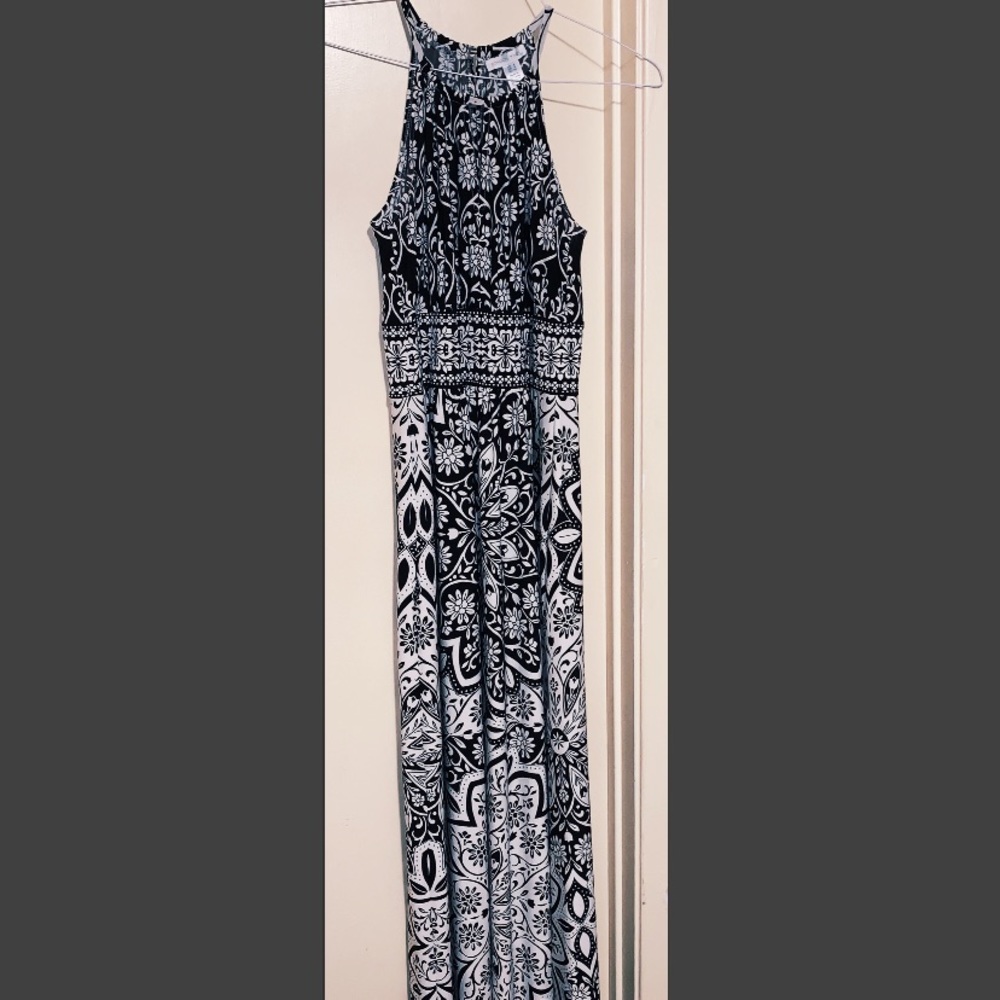 Size 4 white and black print long dress.